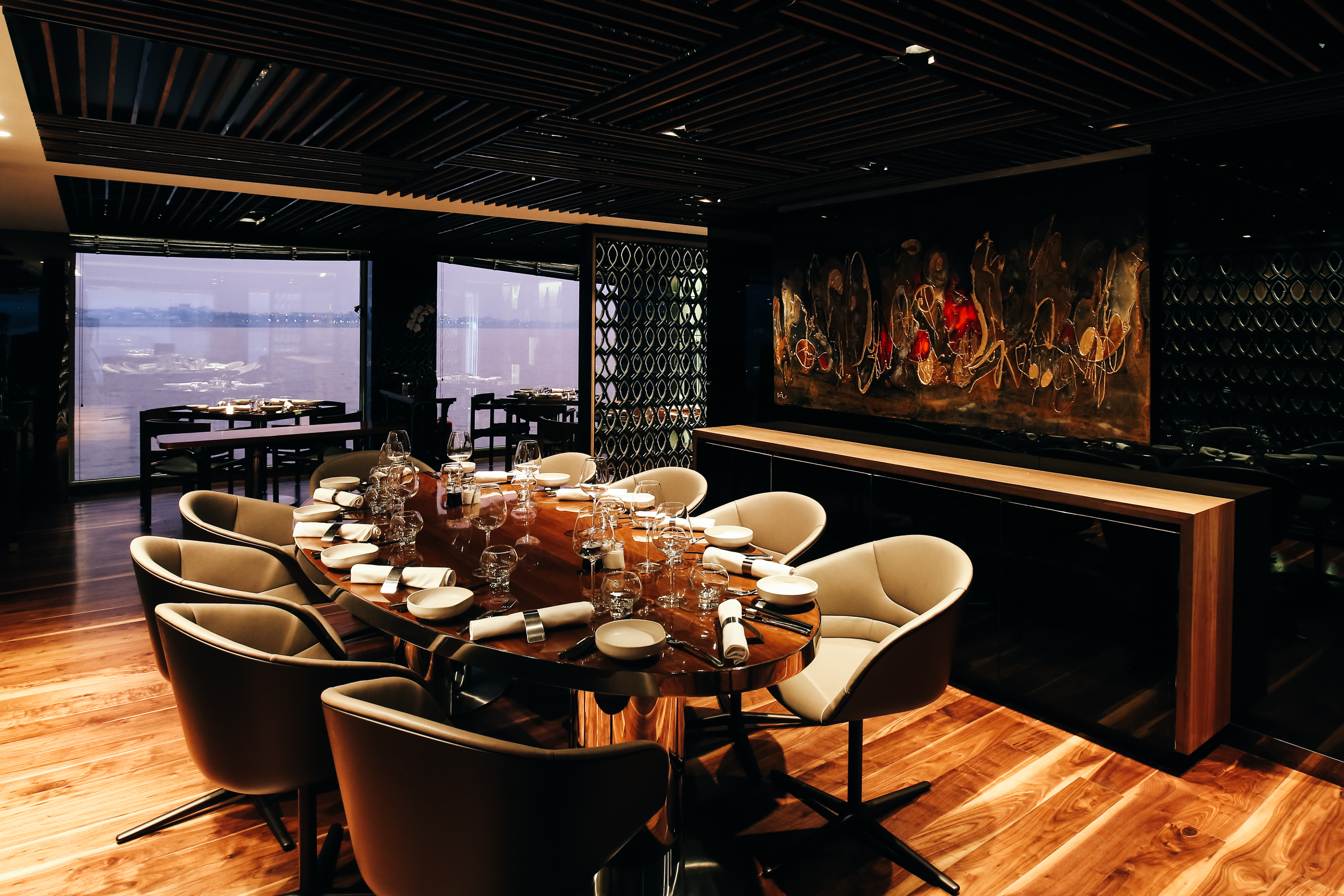 Teppanyaki Bar inviterer seks gjester hver kveld for å se våre ekspertkokker tilberede måltidet ditt foran deg.