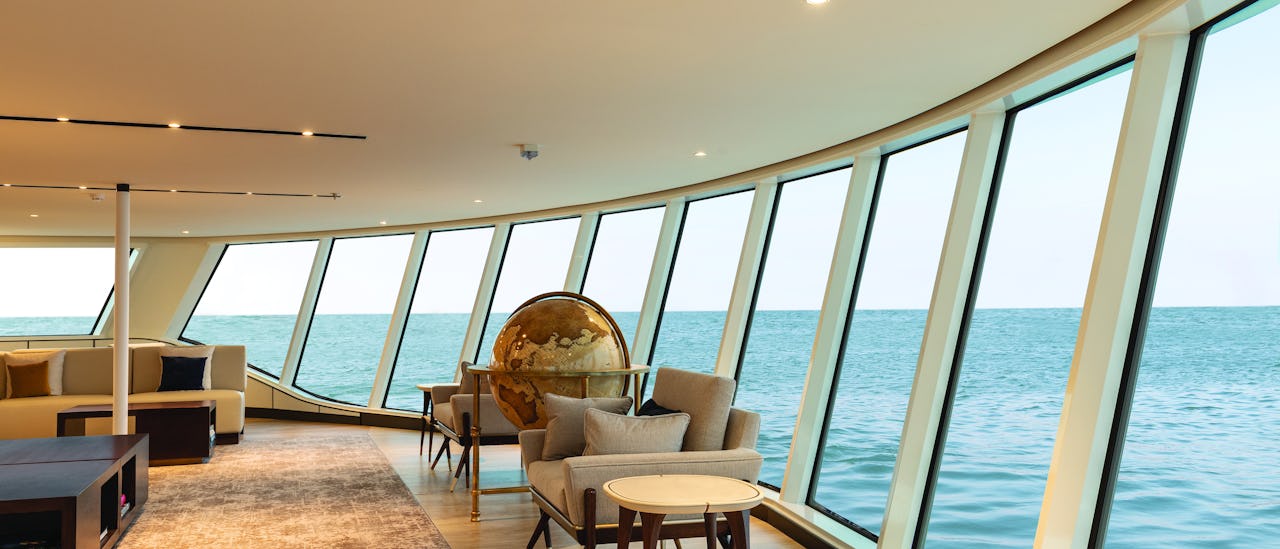 Observations Lounge er det perfekte stedet for å slappe av med en bok eller et slag kort.