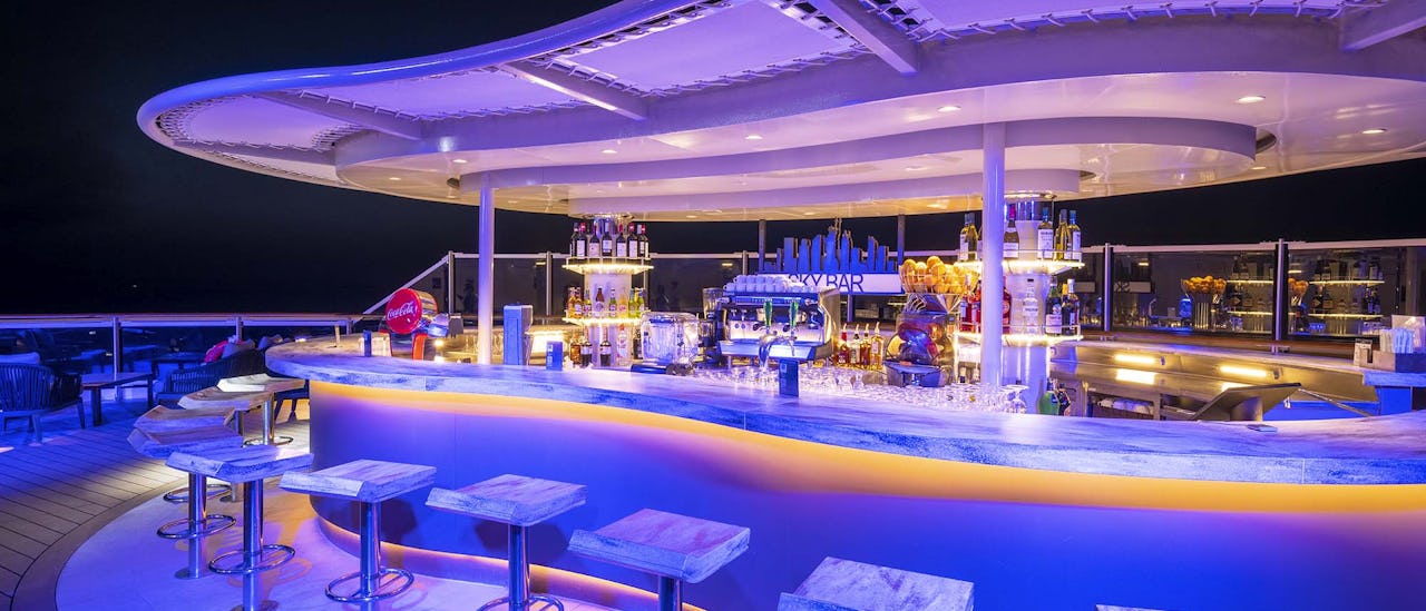Ta deg noe å drikke i Sky Bar