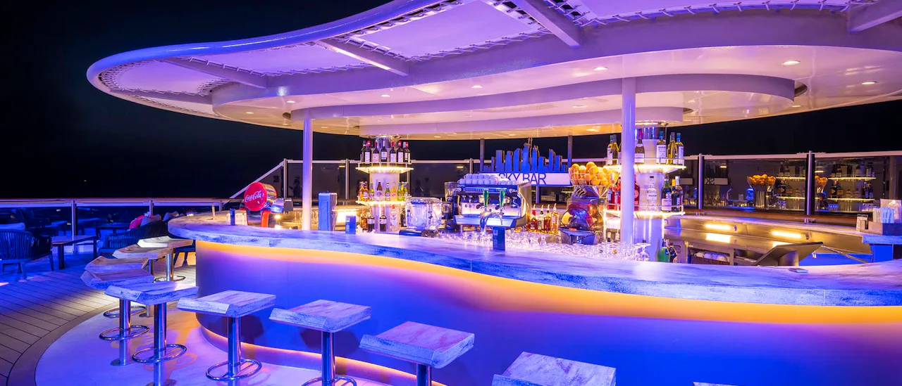 Nyt en cocktail i Sky Bar!