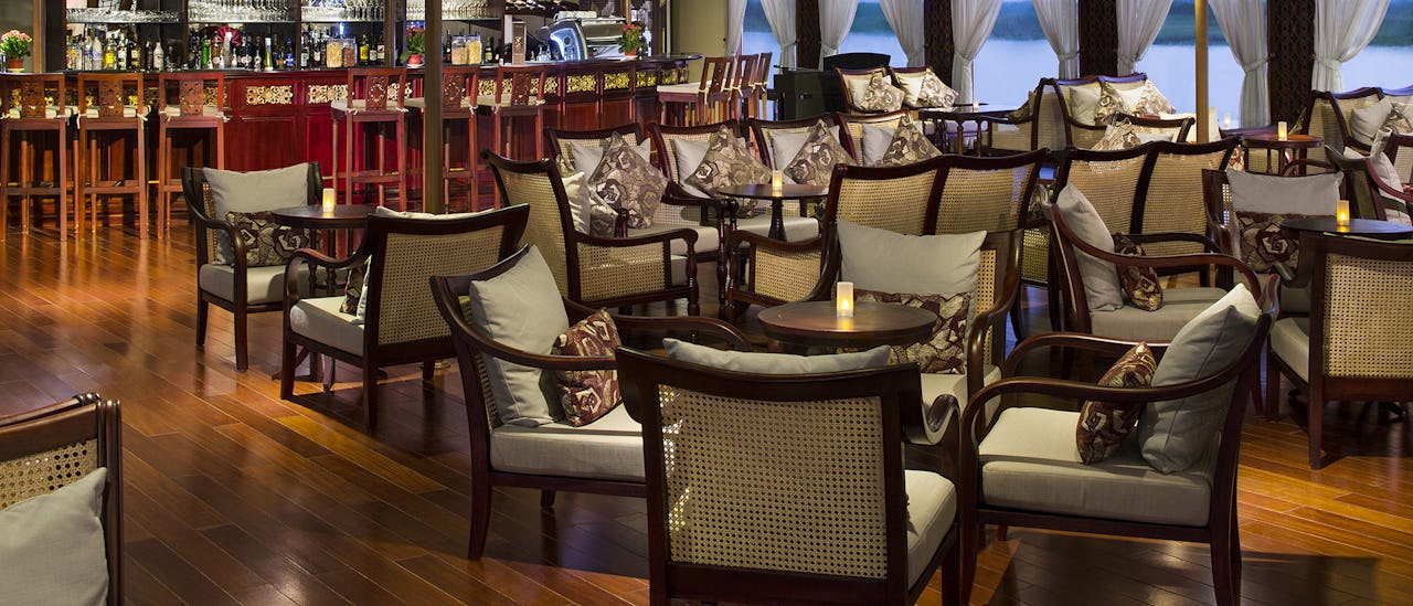 Kos deg med en drink i baren Saigon.