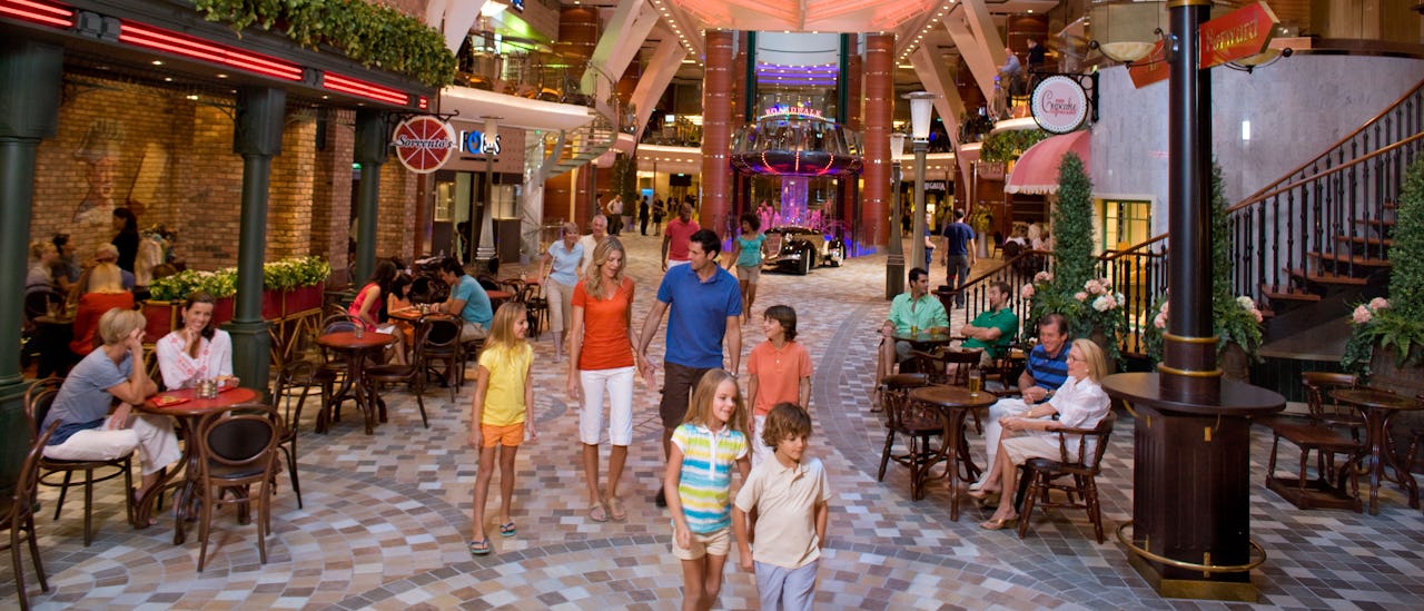 Spaser blant butikker, barer og restauranter på Royal Promenade