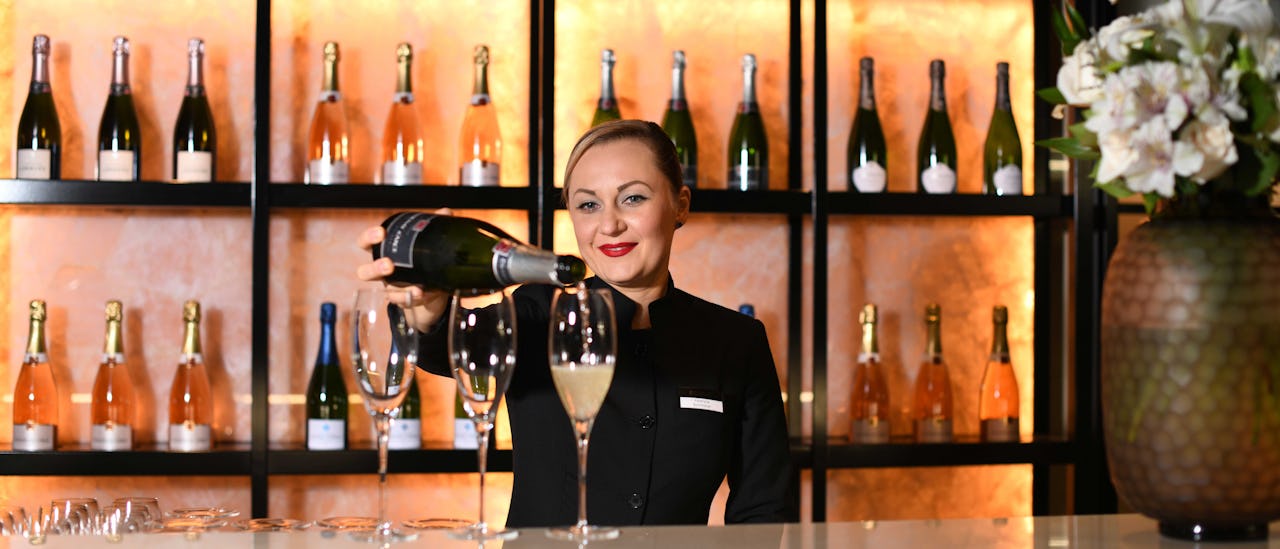 Kos deg med et glass champagne i baren.