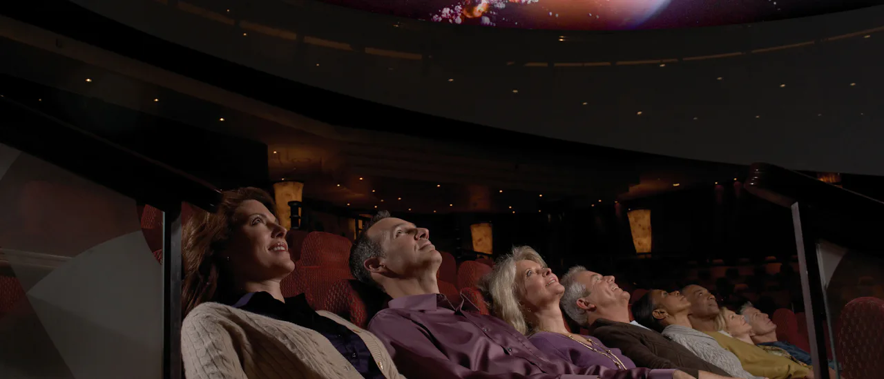 Reis gjennom verdensrommet i Queen Mary 2:s planetarium