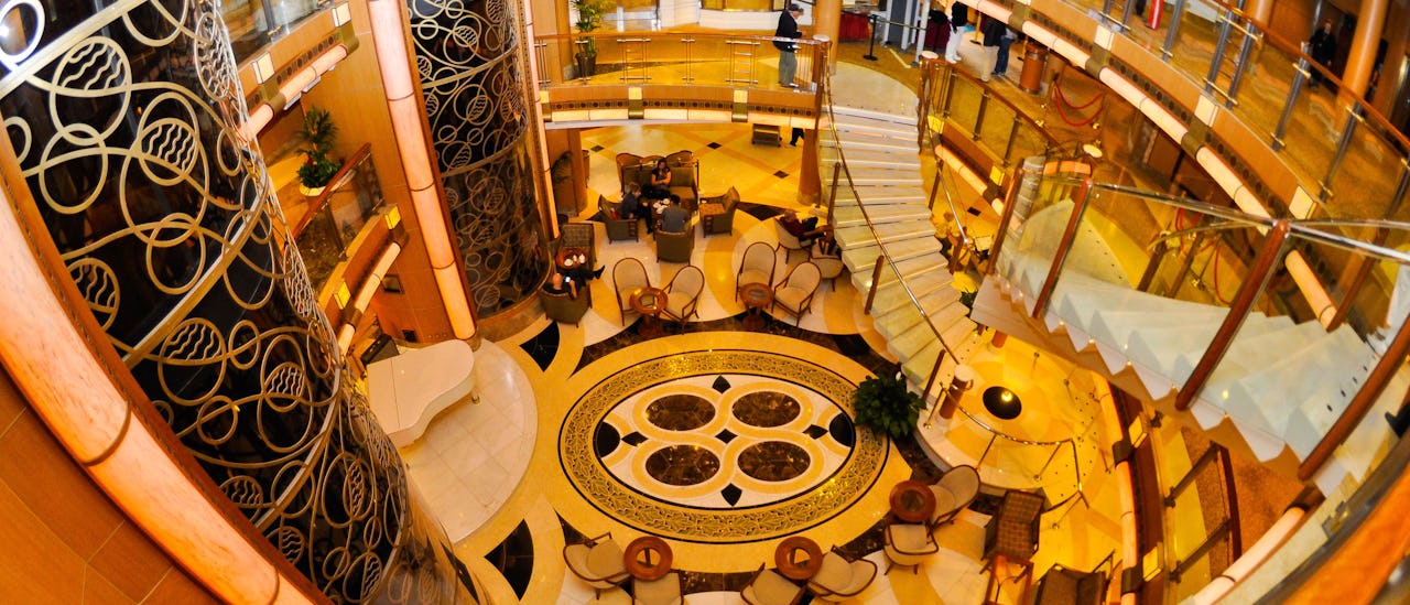 Midtpunktet "Piazza" der gjøglere, musikere og akrobater ofte utfører