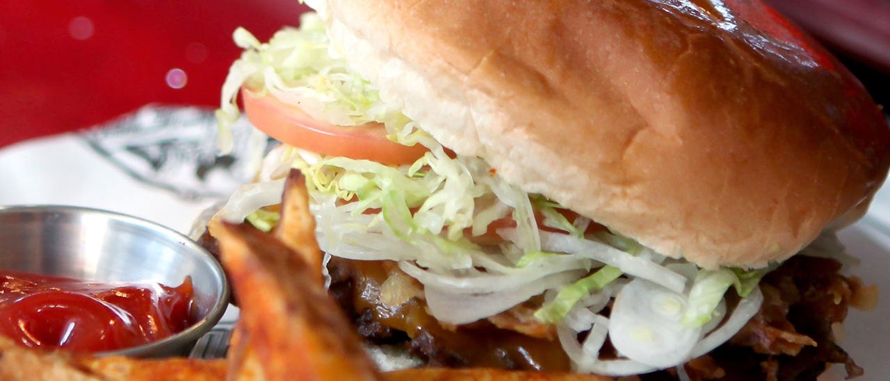En av de syv havens beste burgere på Guys Burger Joint