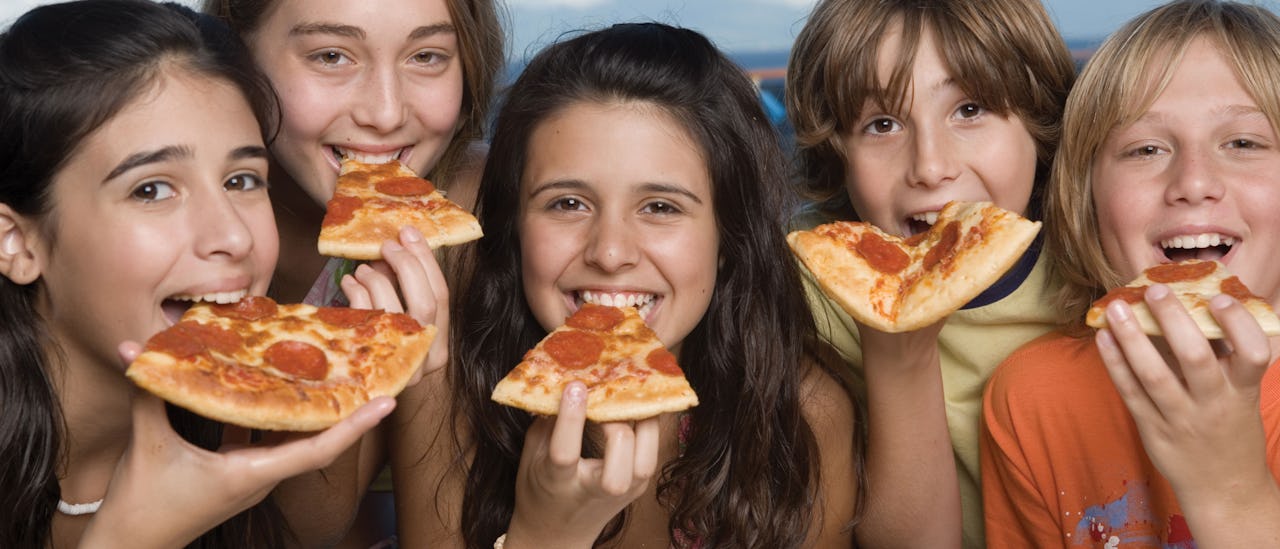 Kom innom for en pizza ved bassenget