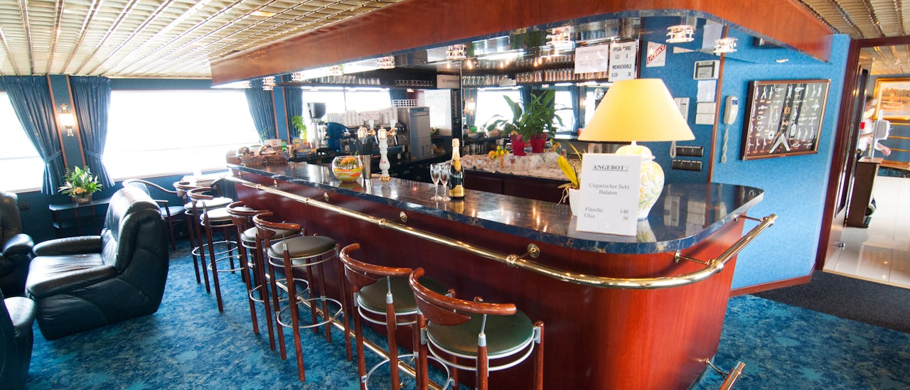 Nyt en drink i baren.