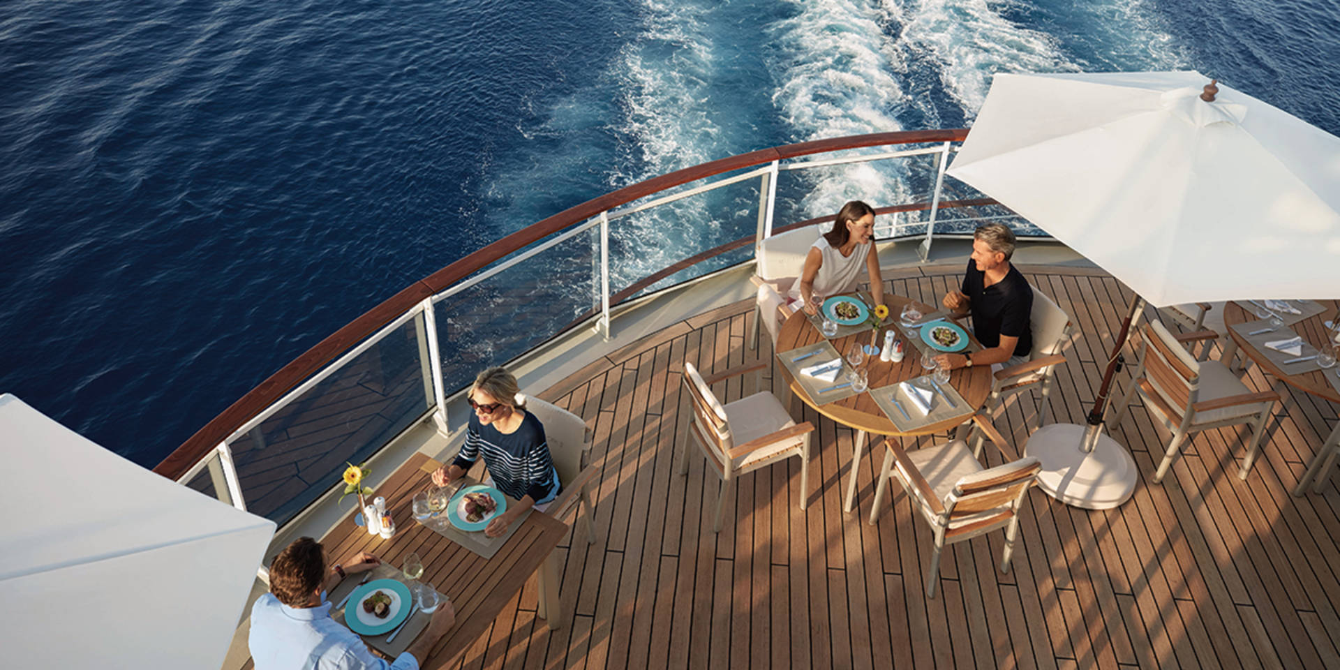 Her på Yacht Club kan du nyte uforglemmelig panorama utsikt mens du spiser