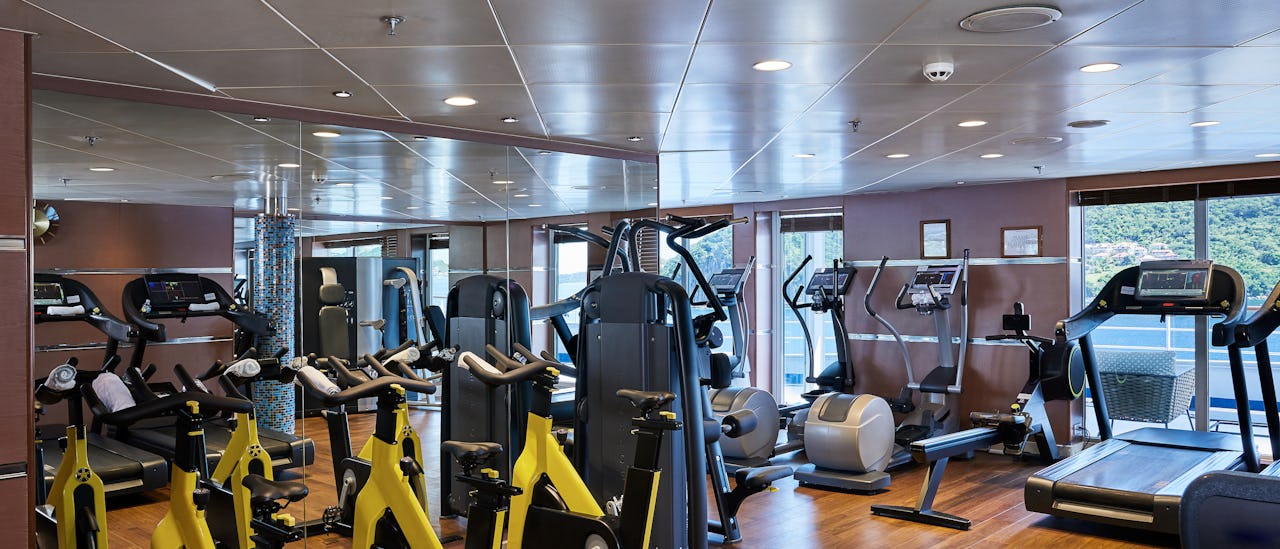 Tren mens du ser på sjøutsikten