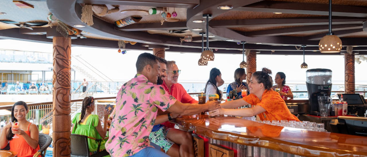 Red Frog Tiki-bar - nipp til en polynesisk punch eller prøv en Jungle Bird! Denne bassengbaren strekker seg over to dekk og tar deg direkte til landet Tiki.