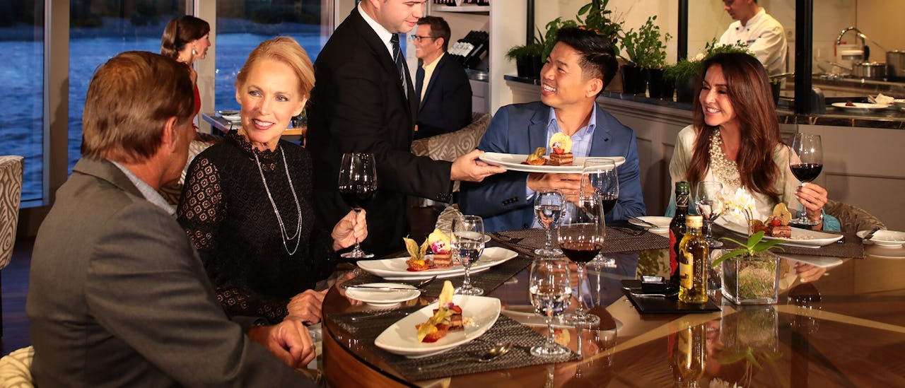 Kokkens spesialitetsrestaurant med en deilig smaksmeny tilberedt rett foran øynene dine.