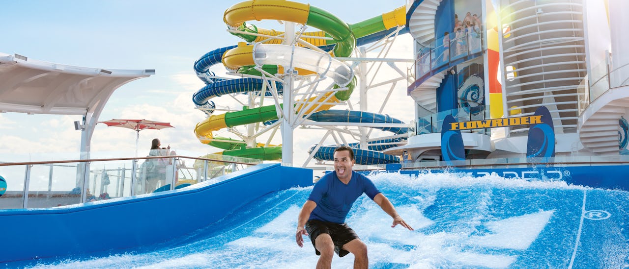 Surfebølgen Flowrider med Perfect Storm i bakgrunnen
