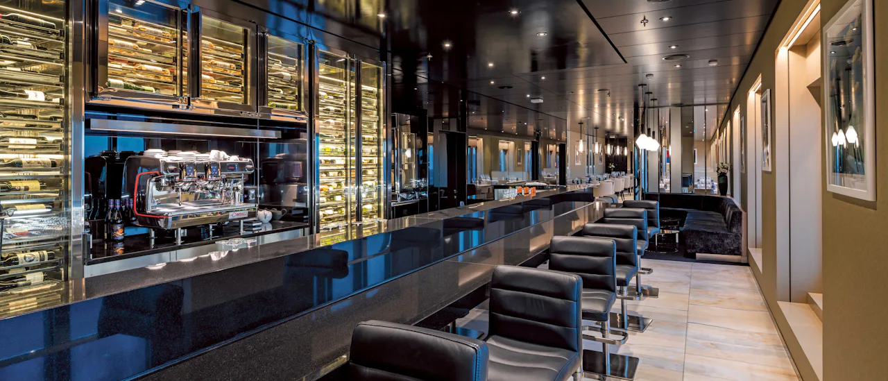 Mingle med nye venner og del dagens oppdagelser i Scenic Lounge & Bar.