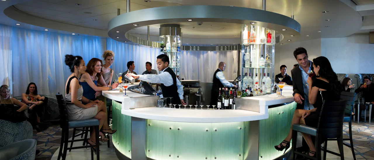 I Martini-baren rister bartenderen opp alle mulige varianter av verdens mest klassiske drink