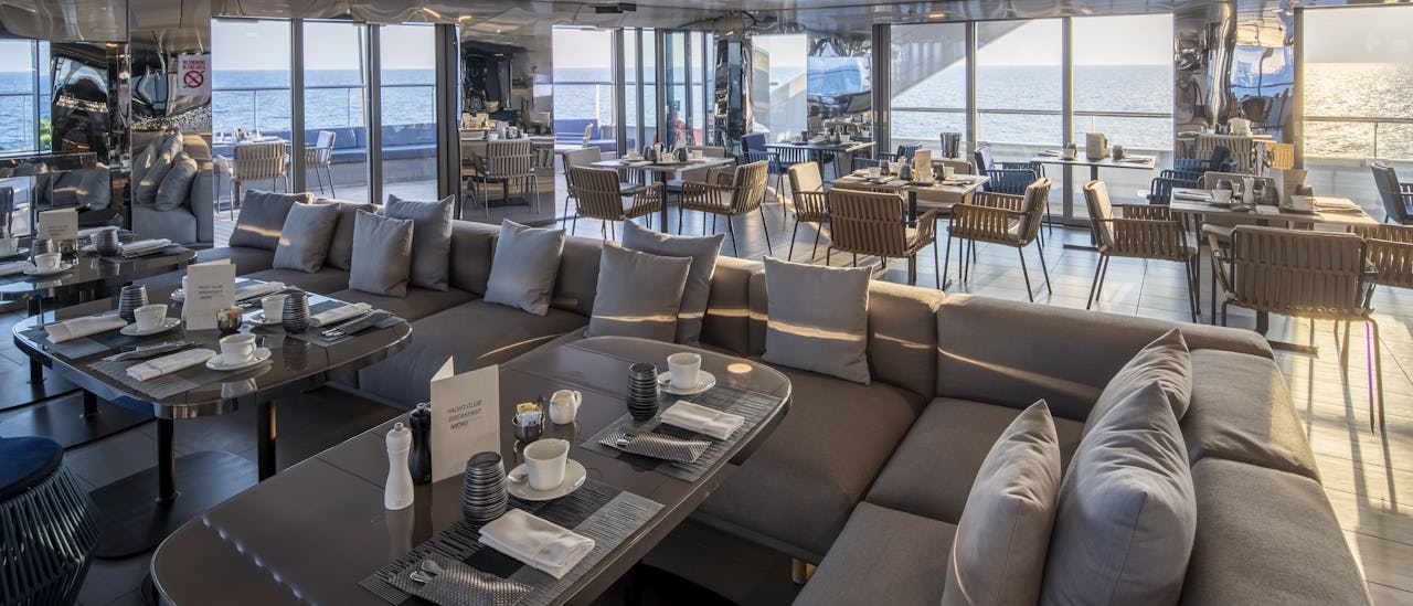 Her på Yacht Club grill restaurant serveres frokost og lunsj.