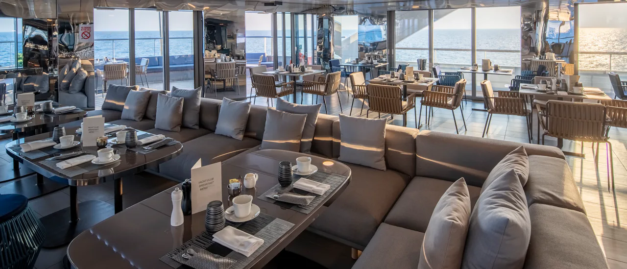 Her på Yacht Club grill restaurant serveres frokost og lunsj.