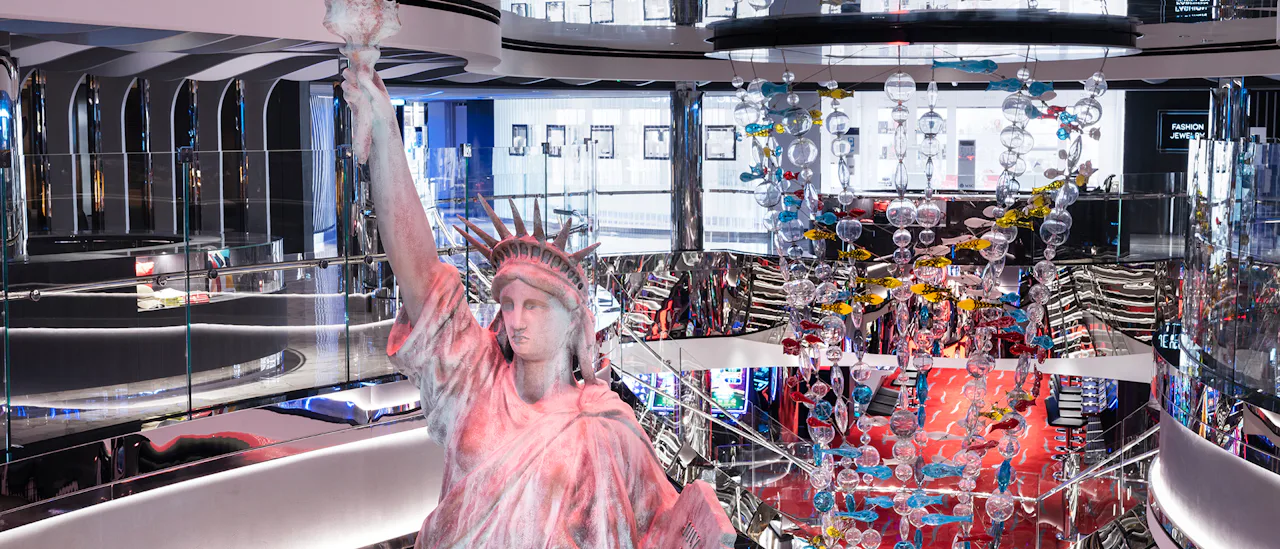 Designen ombord, fellesområdene og spillestedsnavnene er inspirert av storbyen New York City