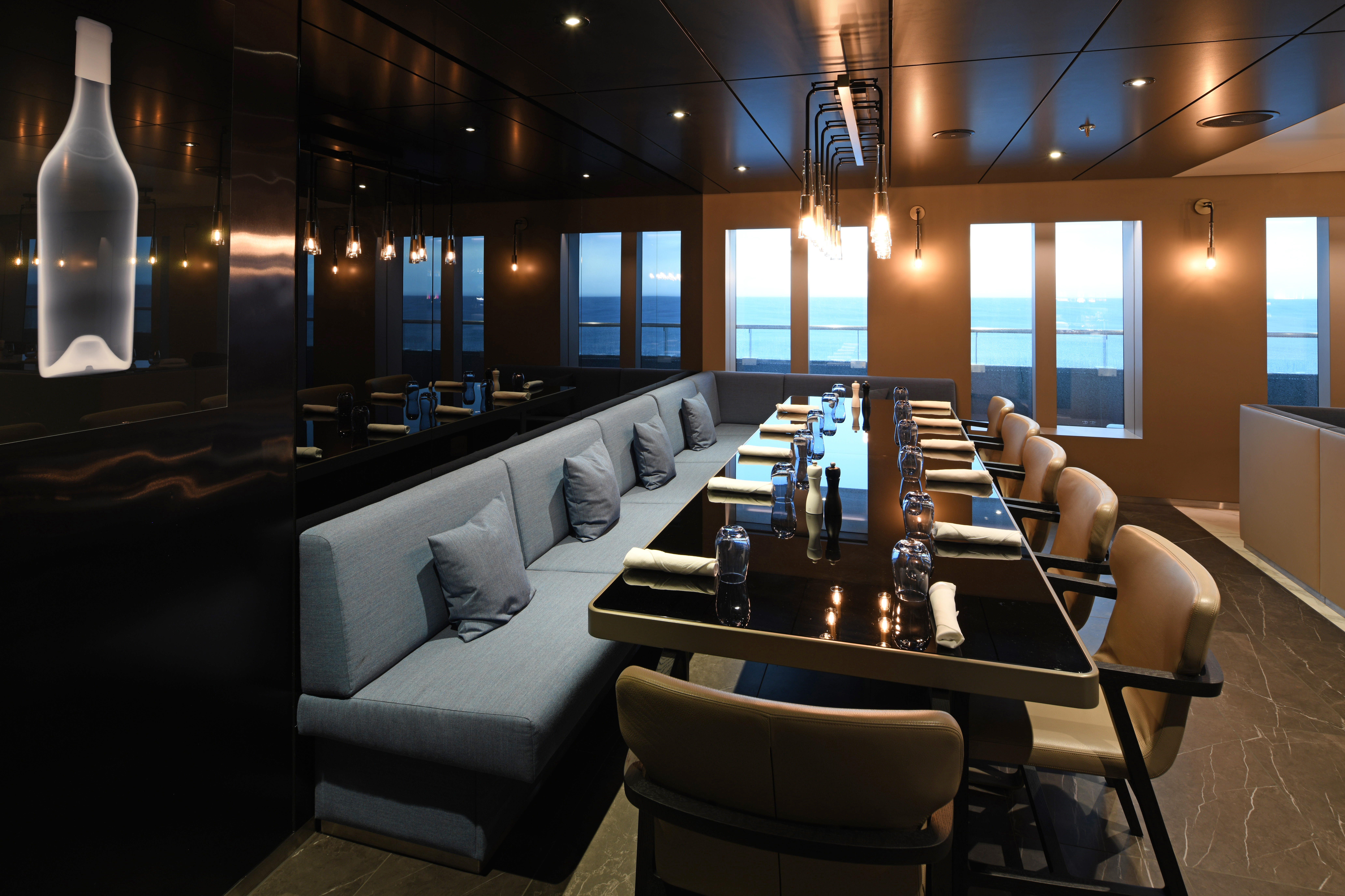 Azure bar & Café tilbyr deg innendørs eller utendørs sitteplasser på terrassen