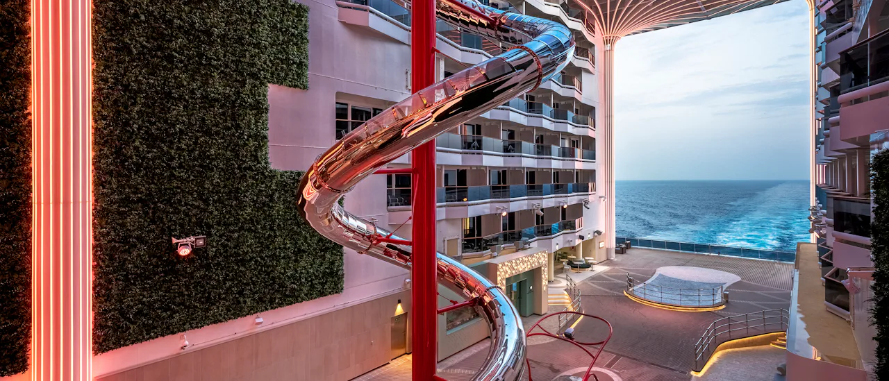 Spiralen, som er en 11 dekks toppmoderne rutchebane laget av rustfritt stål, er midtpunktet på promenaden.