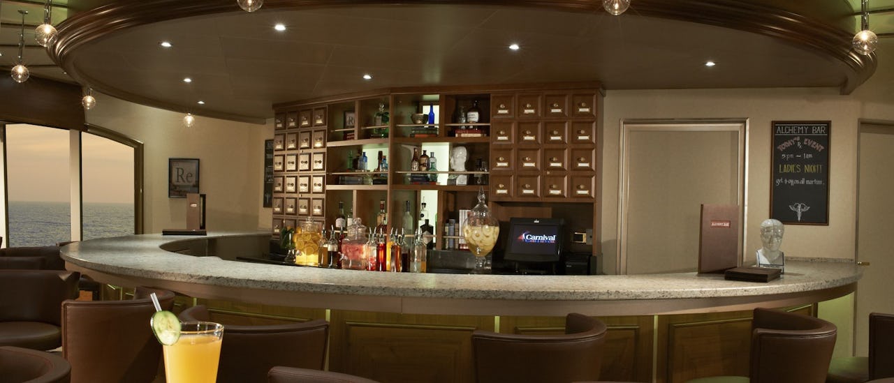 Prøv en unik cocktail skreddersydd av mix-mestrene i Alchemy Bar