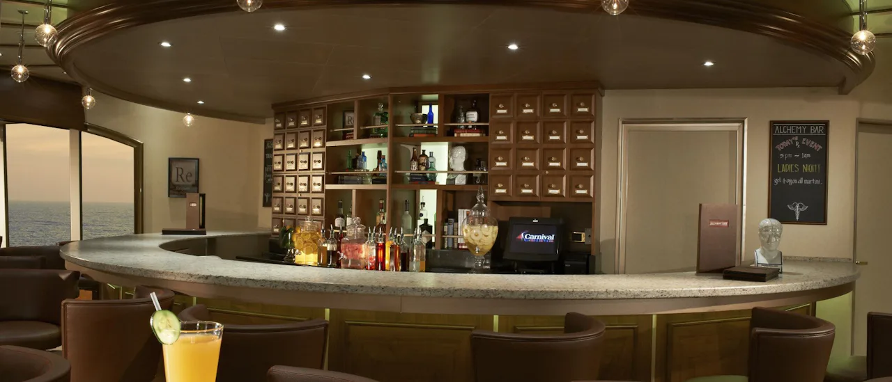 Prøv en unik cocktail skreddersydd av mix-mestrene i Alchemy Bar