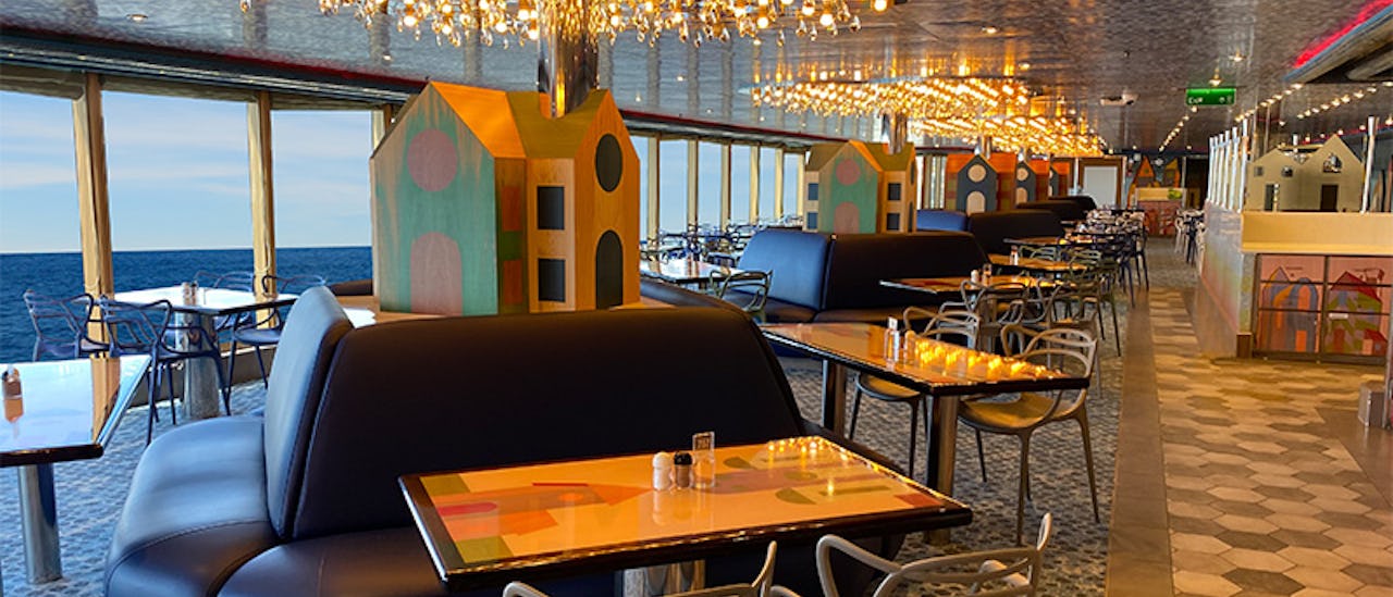 Lido Marketplace er en uformel selvbetjent bufférestaurant som tilbyr full frokost, lunsj og middagsbuffeer.