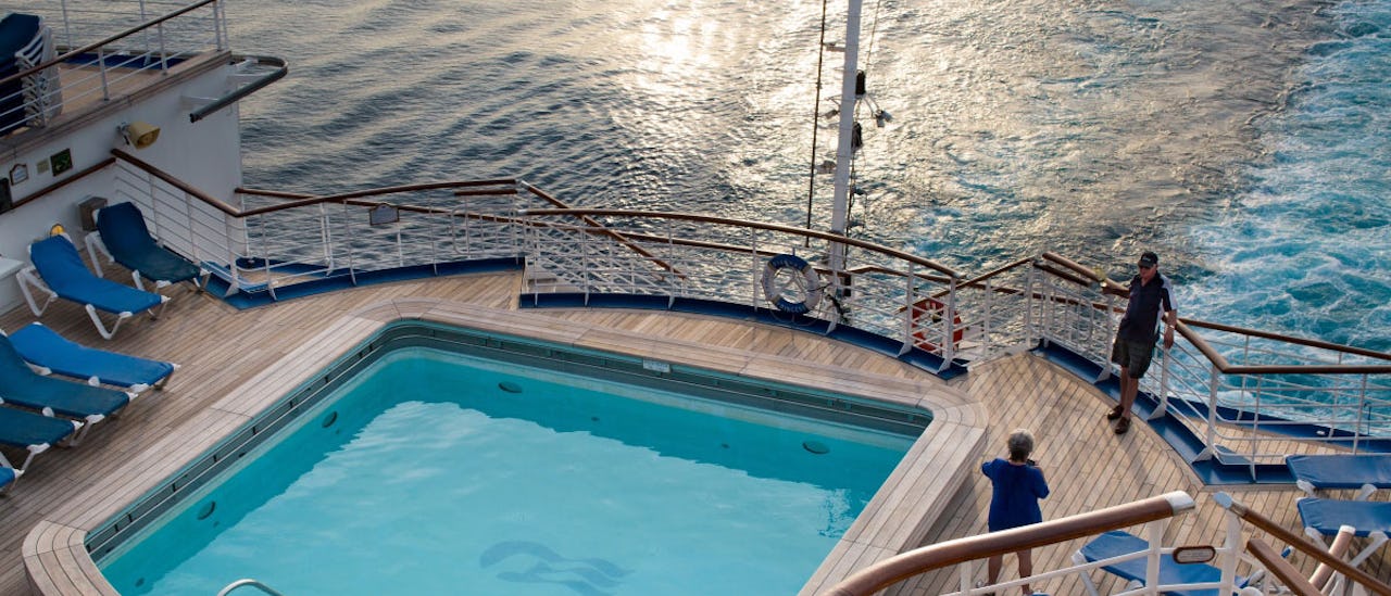 Basseng med utsikt over havet