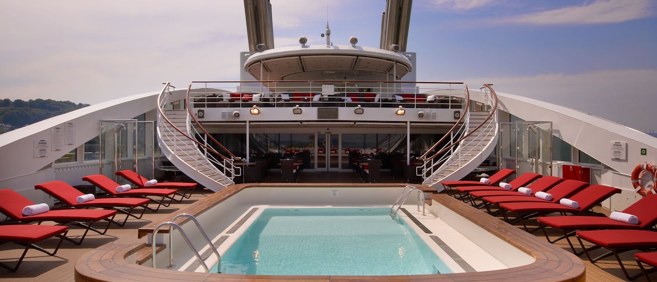 Velkommen opp på basseng-dekket.