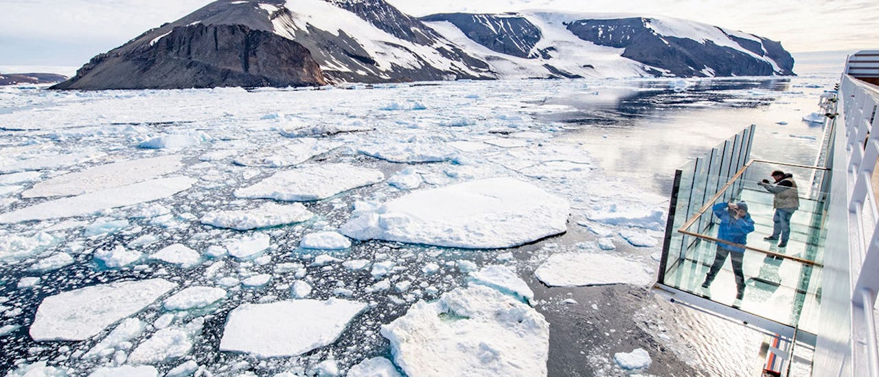 Glass-balkongen under føttene dine lar deg sveve over vannet og avslører havets endeløse vidde og skjønnhet.