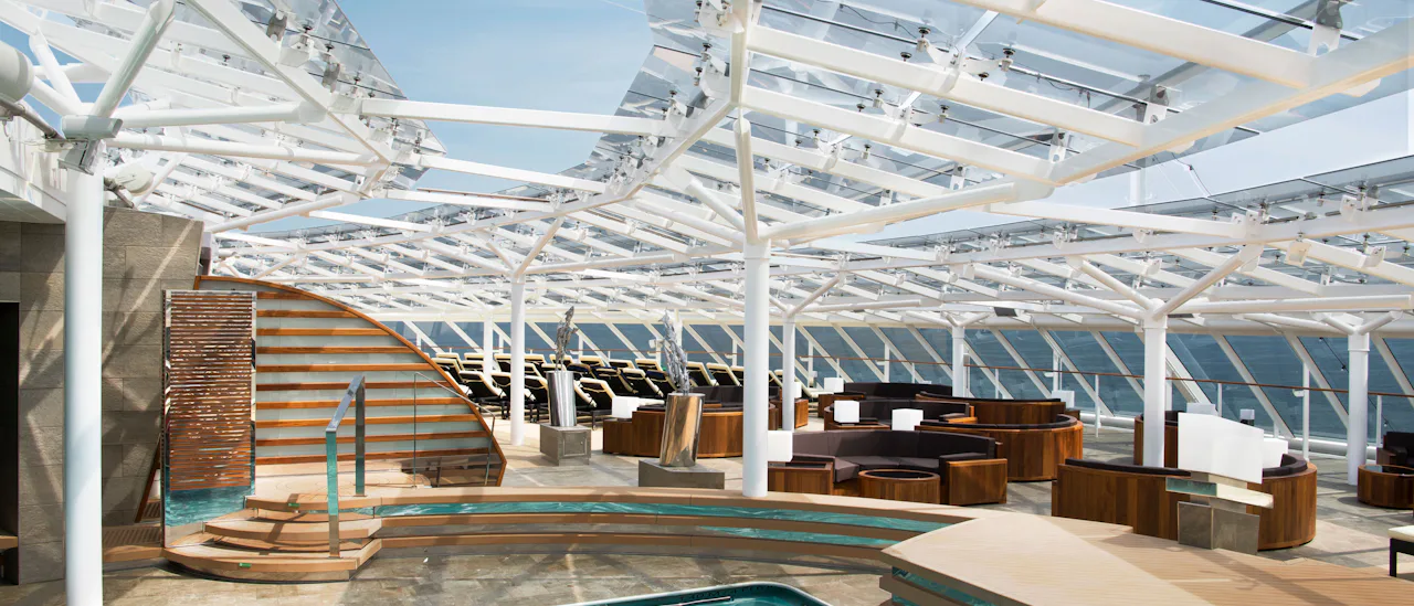 MSC Yacht Club tilbyr en privat opplevelse, inkludert er en restaurant, lounge og bar, basseng og mer