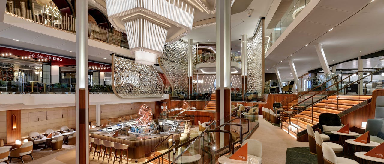 Grand Plaza er omgitt av restauranter med Martinibaren i sentrum
