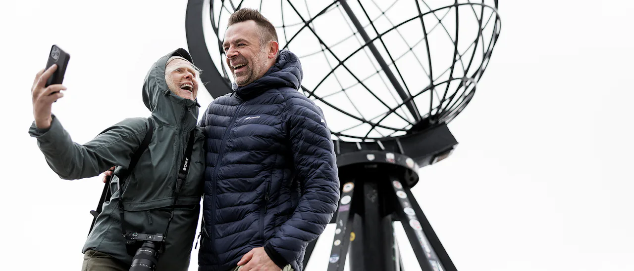 Dramatisk utsikt fra den verdenskjente 307 m høye klippen Nordkapsplatån!