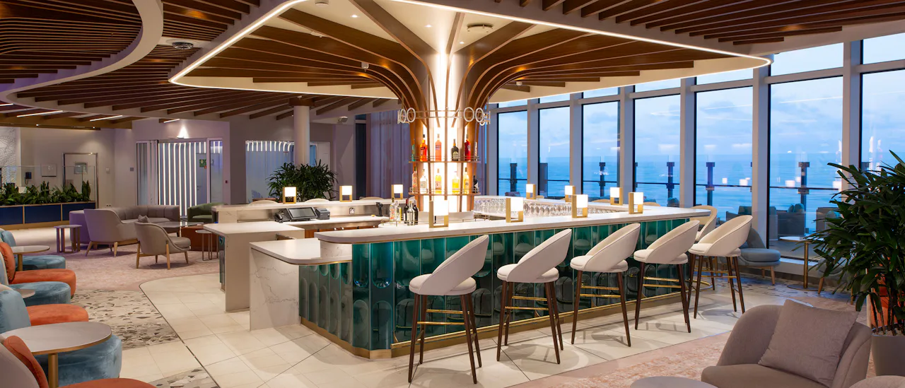 Nyt en cocktail i The Vue Bar. Denne baren har et fargerikt mosaikktak - fantastiske solnedganger