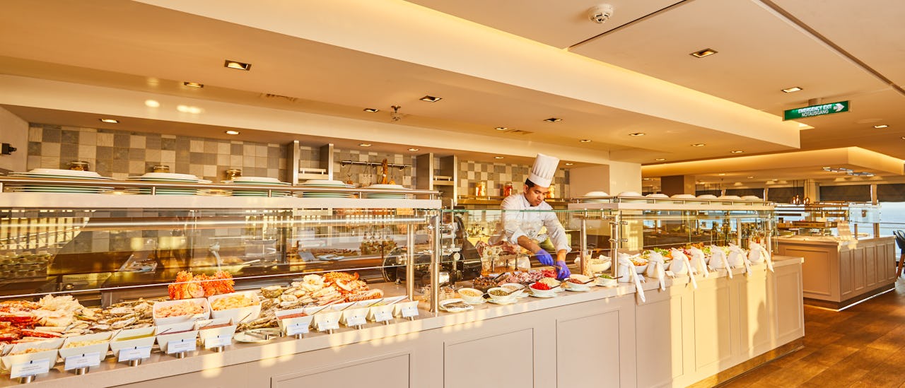 Barbecue specialties and culinary delights from the buffet