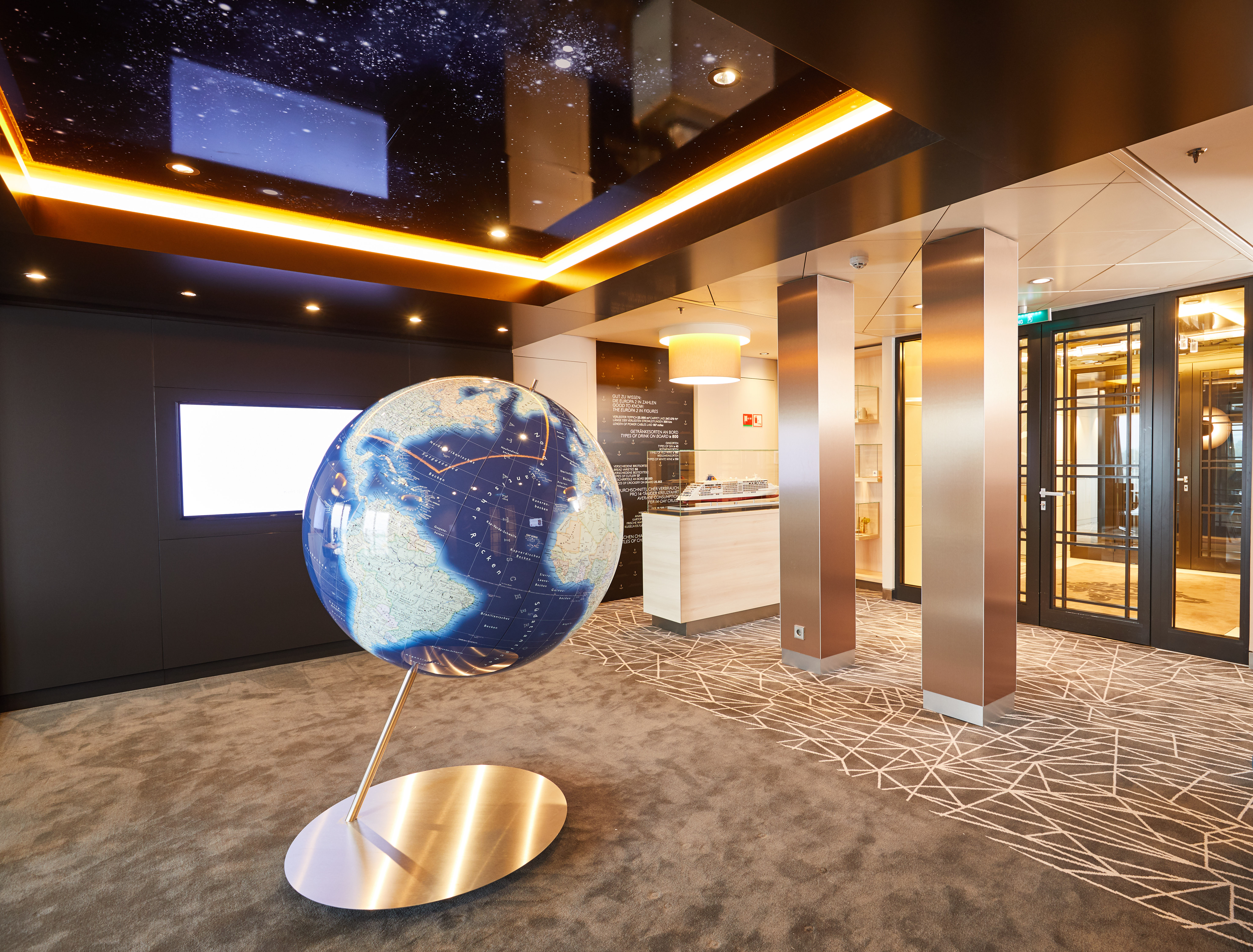 EUROPA 2-museet ligger i venteområdet til Cruise Sales Lounge