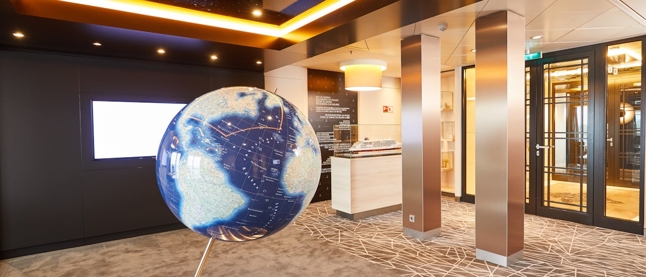 EUROPA 2-museet ligger i venteområdet til Cruise Sales Lounge