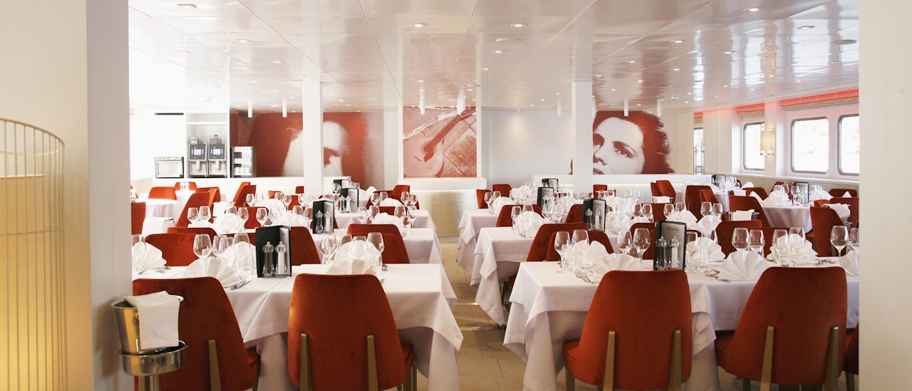 Atmosfæren er uformell, men elegant i hovedrestauranten.