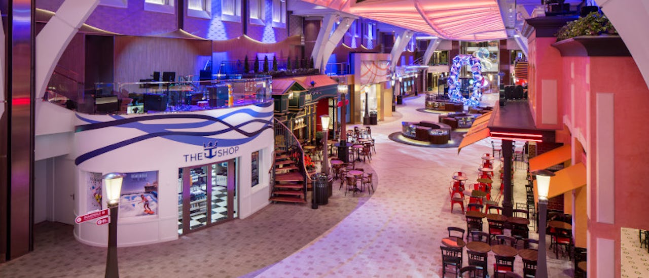 Spaser blant butikker, barer og restauranter på Royal Promenade.