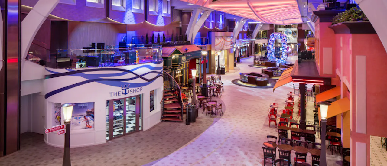 Spaser blant butikker, barer og restauranter på Royal Promenade.
