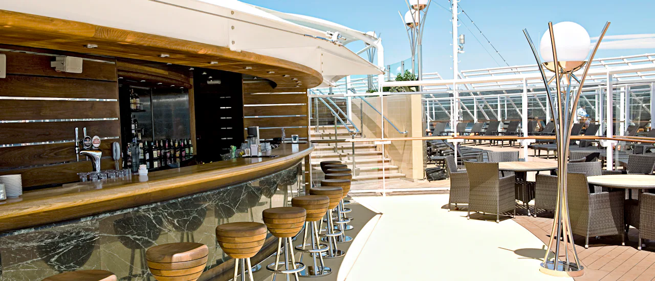 Yacht Club - The One Bar