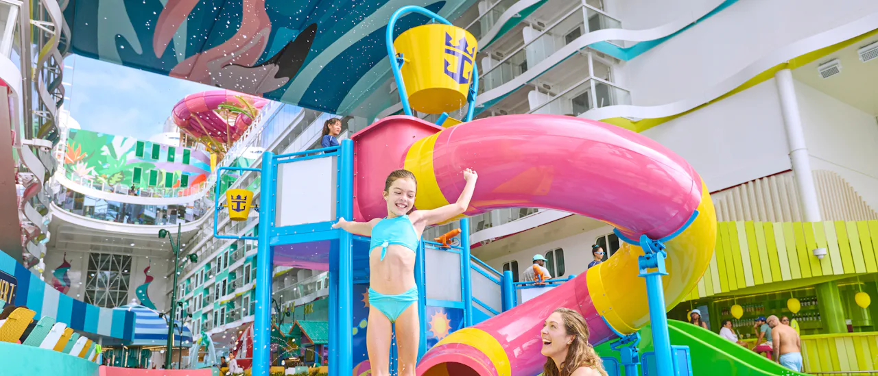 Splashaway Bay og Baby Bay venter i Surfside, sammen med en karusell, arkadespill og barneklubber.