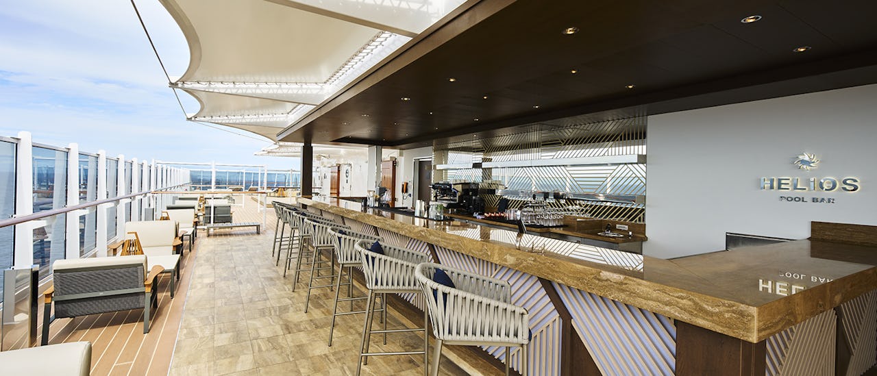 Ny en coctail i Hellios Pool bar