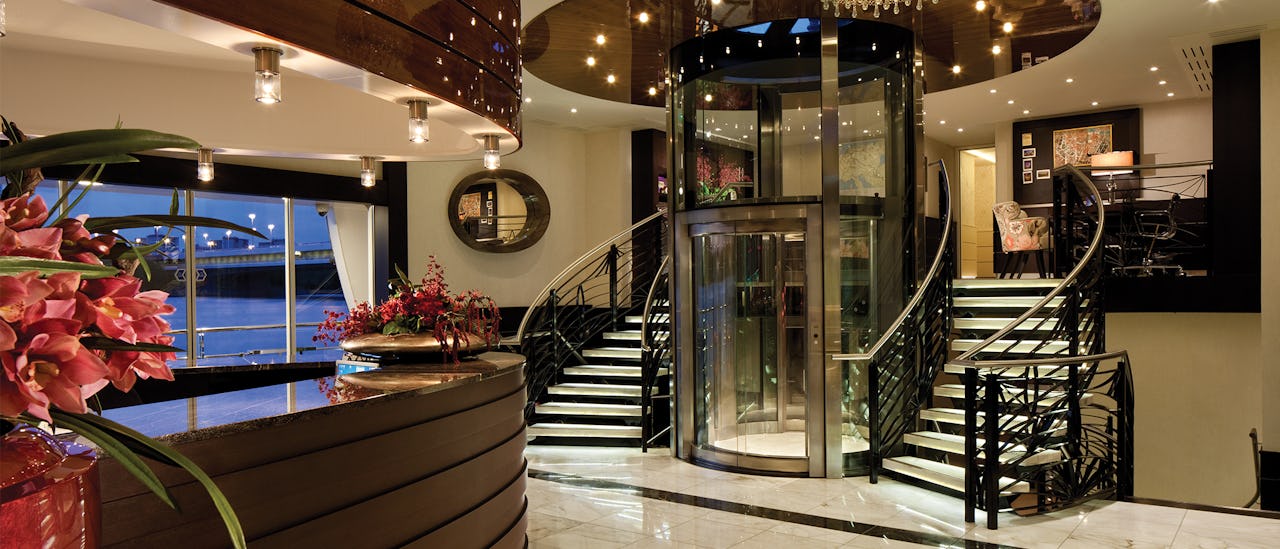 Det innbydende resepsjonsområdet ønsker deg velkommen ombord