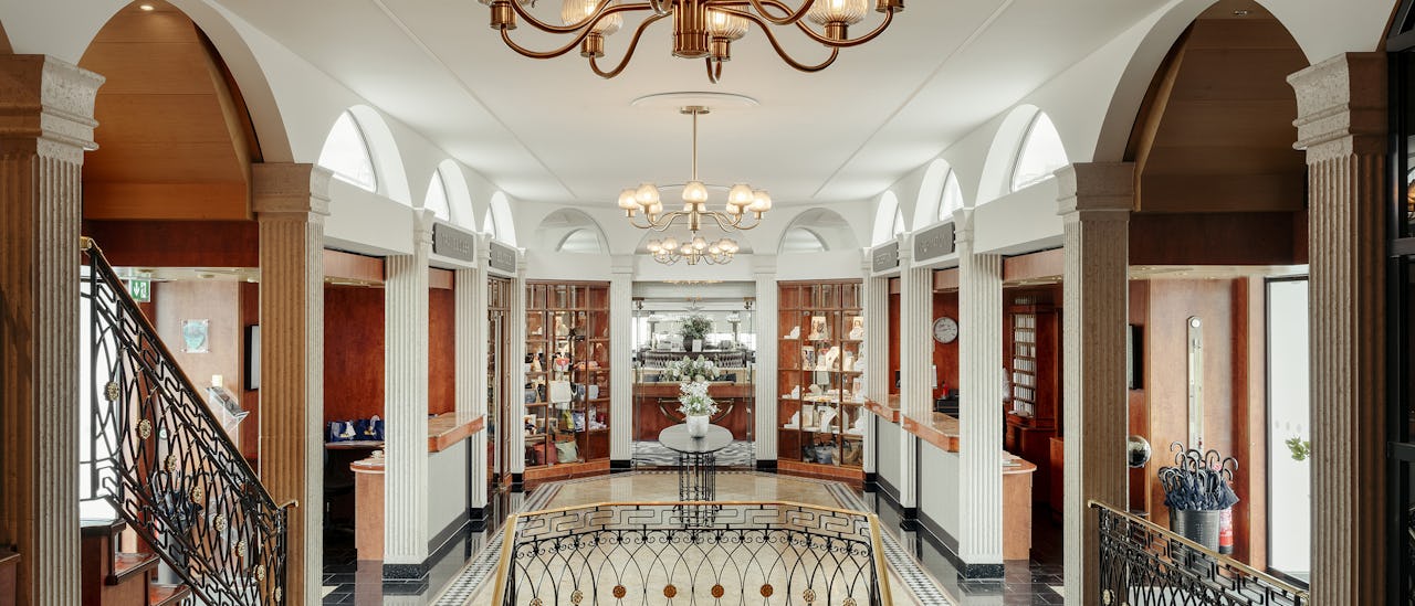 Her blir du tatt godt i mot i en vakker lobby.