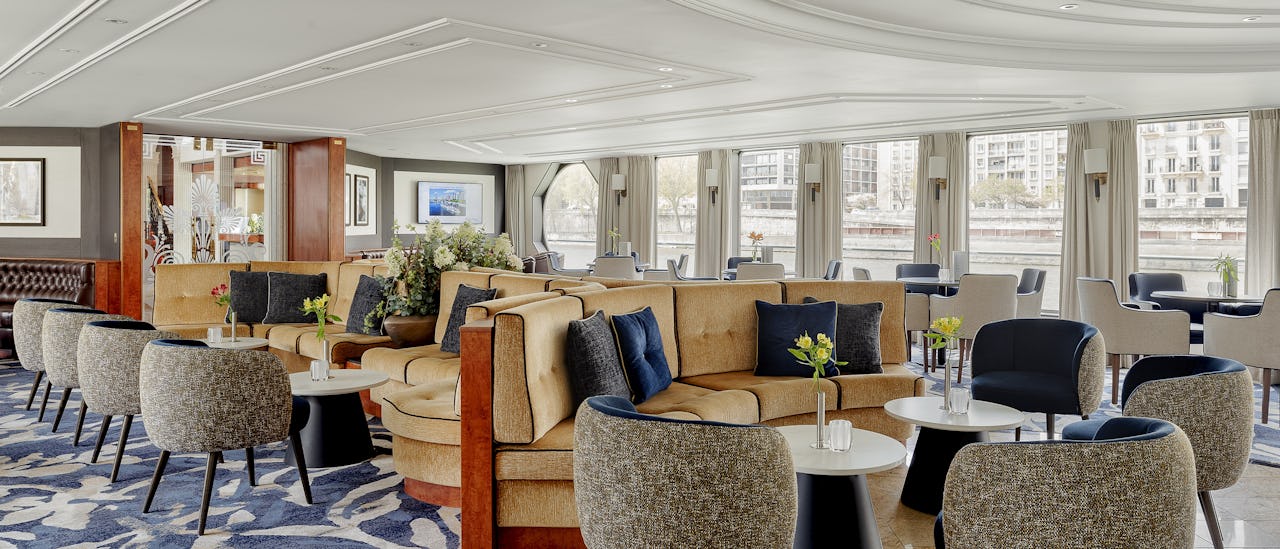 Nyt en deilig cocktail i panoramaloungen.