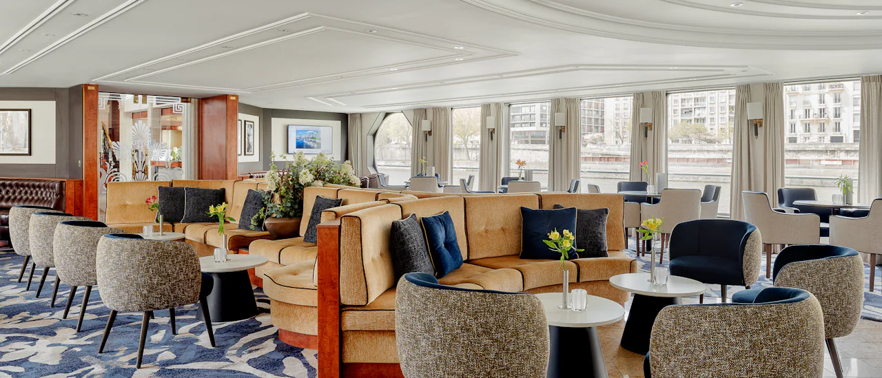Nyt en deilig cocktail i panoramaloungen
