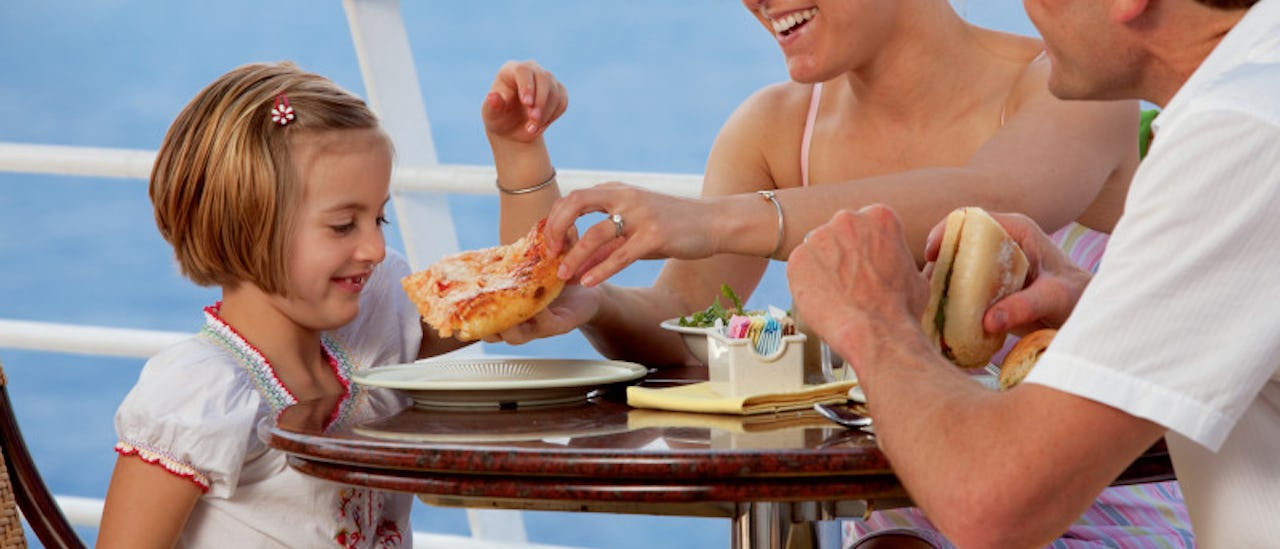 Kom innom for en pizza ved bassenget