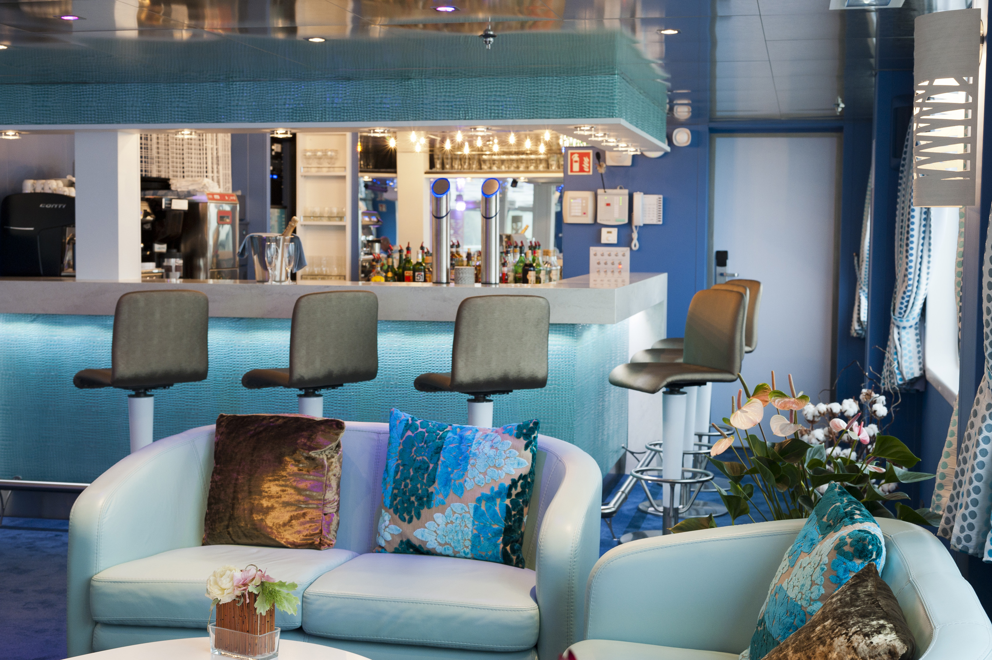 Kos deg med en drink i baren.