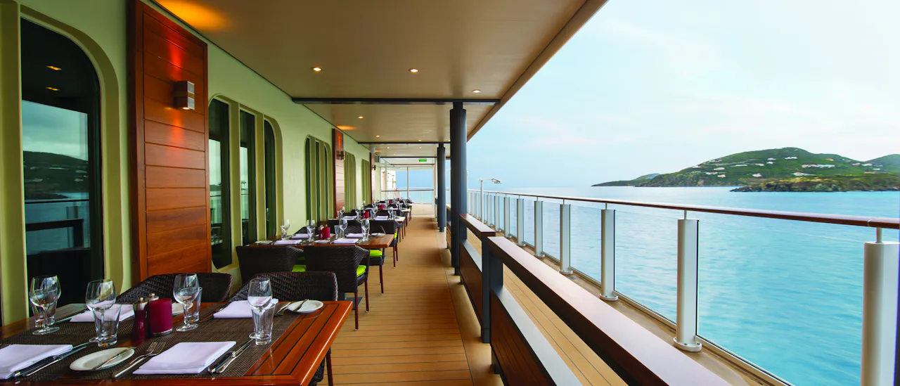Besøk en av Waterfronts mange barer og uterestauranter